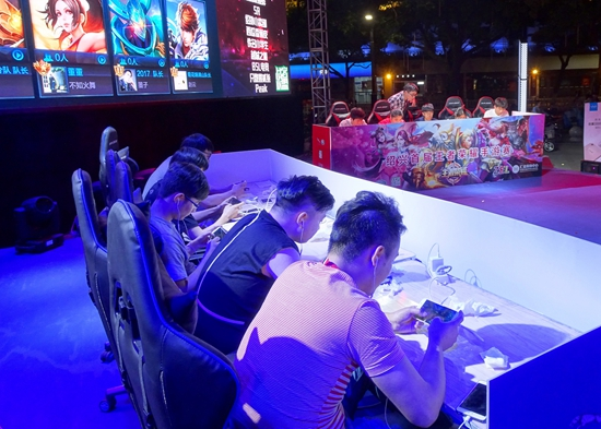 EPL S20 小组赛：艰难取胜 COL 2-1击败Astralis